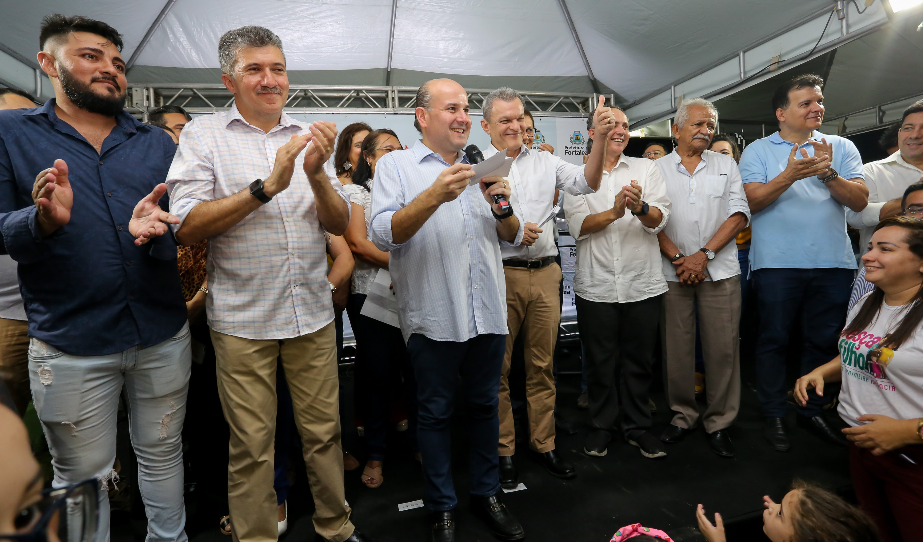 várias pessoas num palco